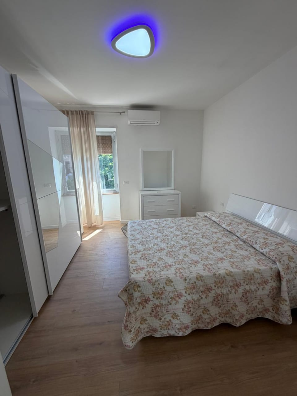 Photo of the whole room, air conditioner