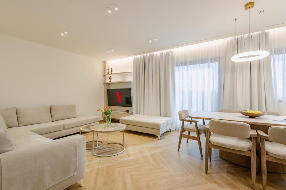 TV and multimedia, Living room, Seating area, Dining area