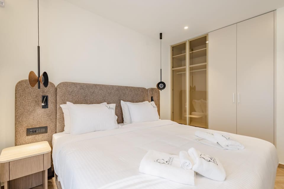 Photo of the whole room, Bedroom, wardrobe