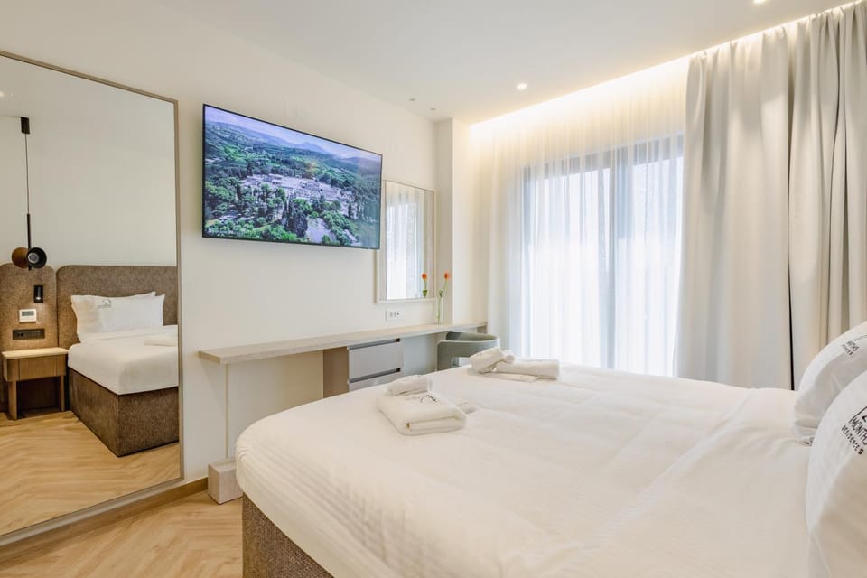 Bed, TV and multimedia, Photo of the whole room, Bedroom, towels
