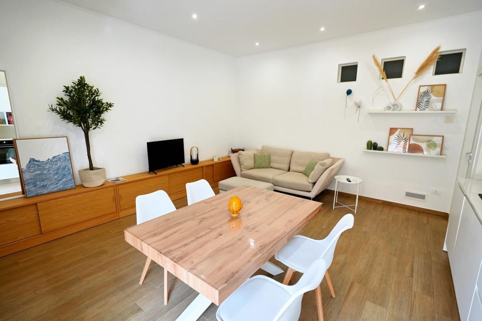 TV and multimedia, Kitchen or kitchenette, Living room, Seating area, Dining area