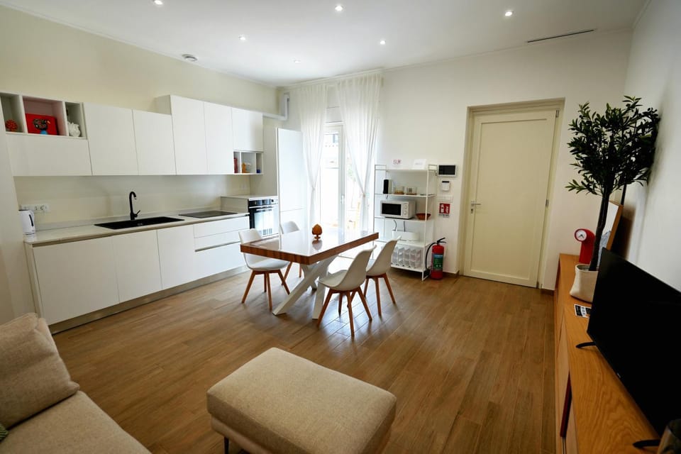 TV and multimedia, Kitchen or kitchenette, Living room, Seating area, Dining area, dishwasher, oven, stove
