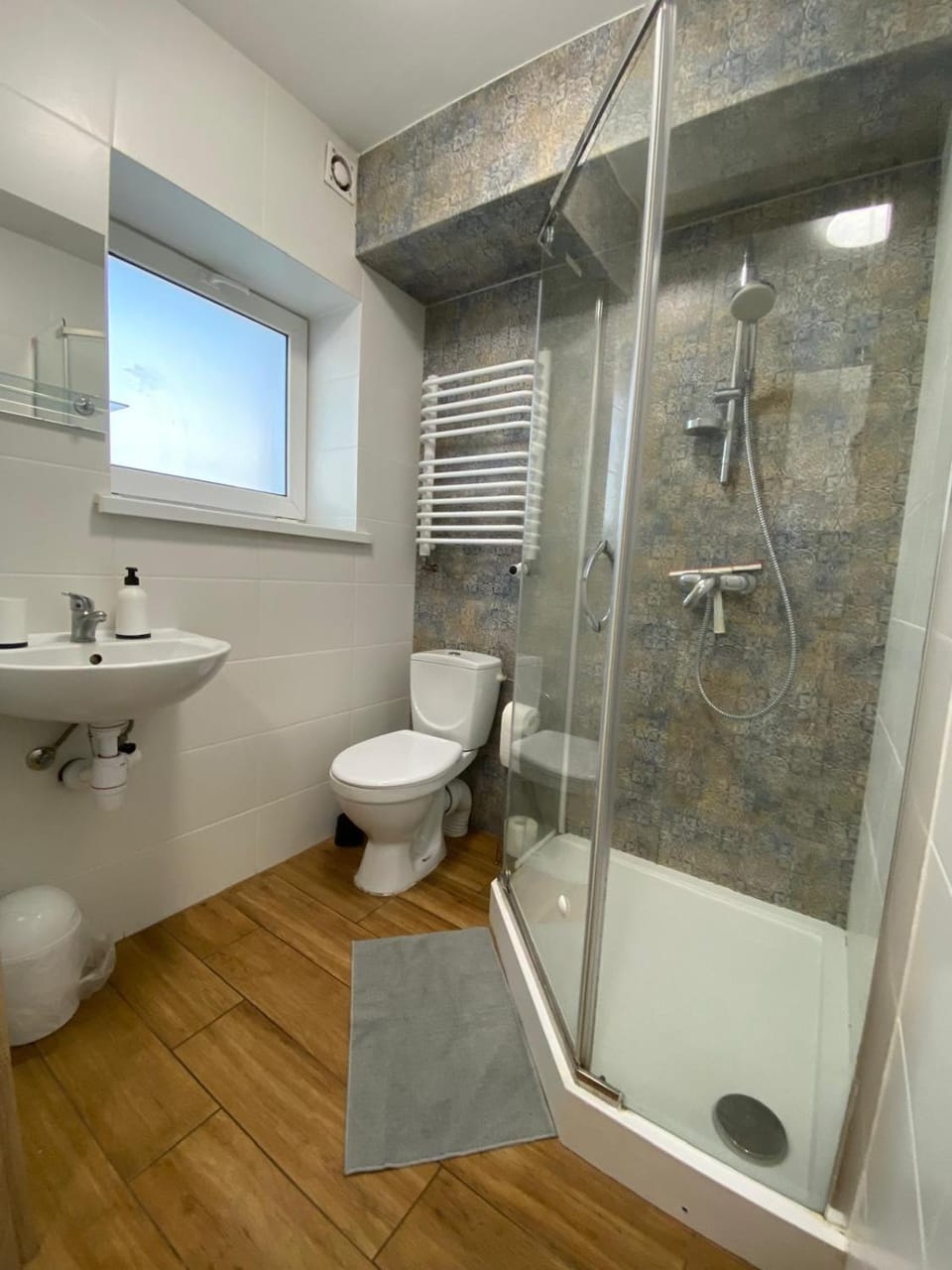 Sisters Rent Apartment in Greater Poland Voivodeship