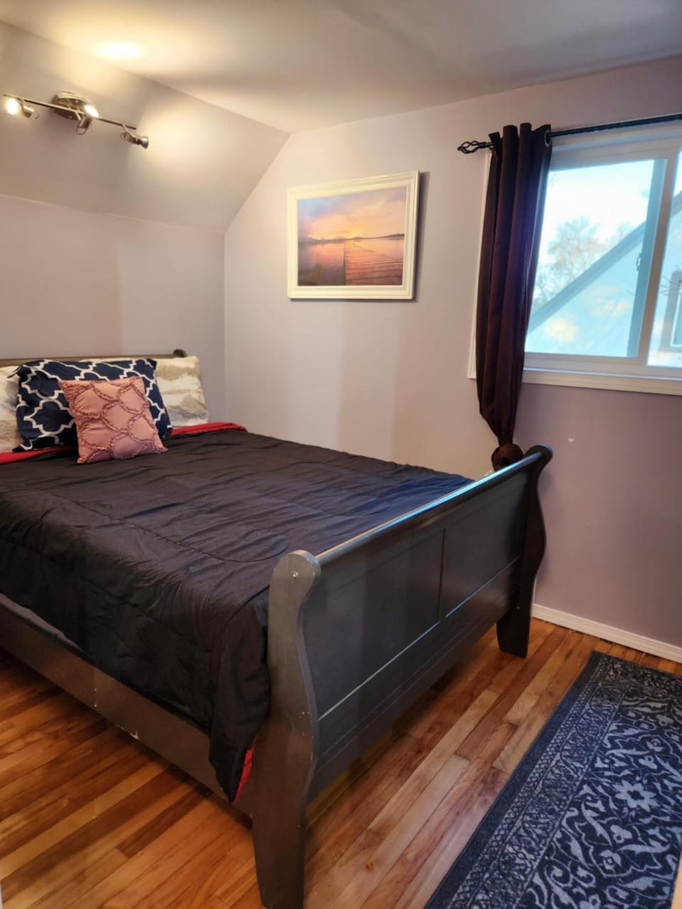 Photo of the whole room, Bedroom