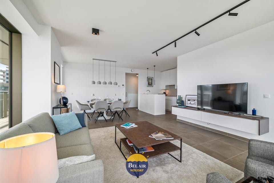 TV and multimedia, Kitchen or kitchenette, Living room, Seating area, Dining area