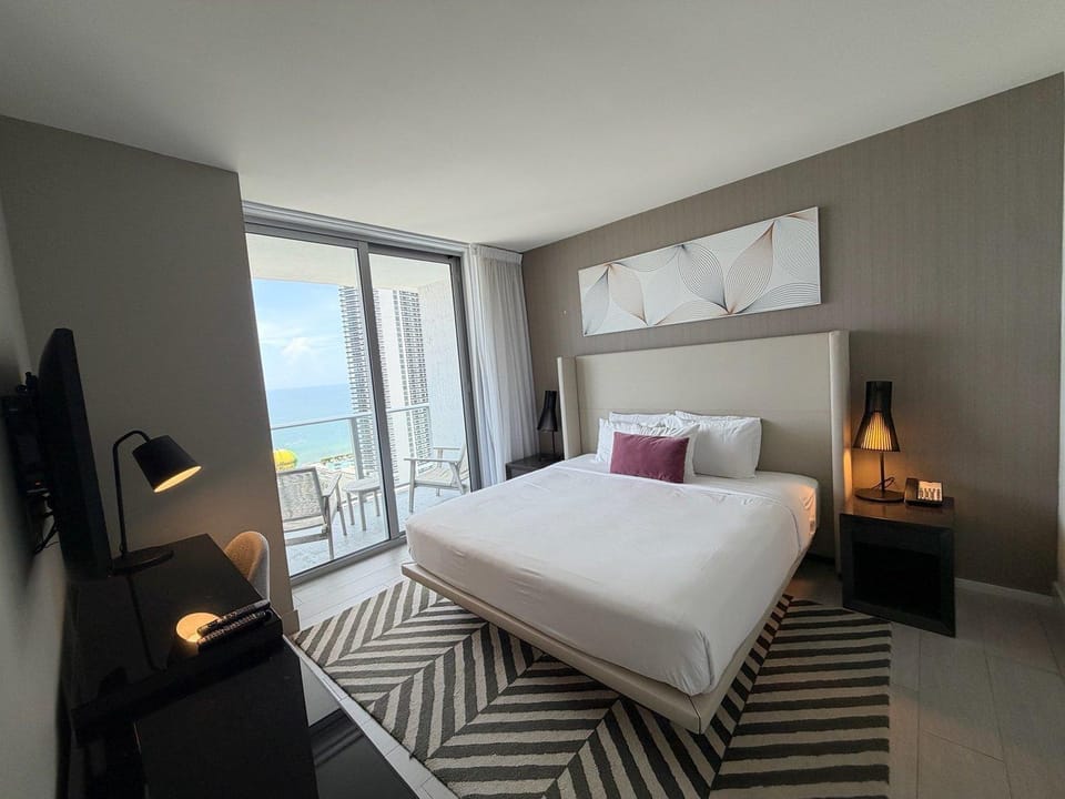 Bed, TV and multimedia, Bedroom