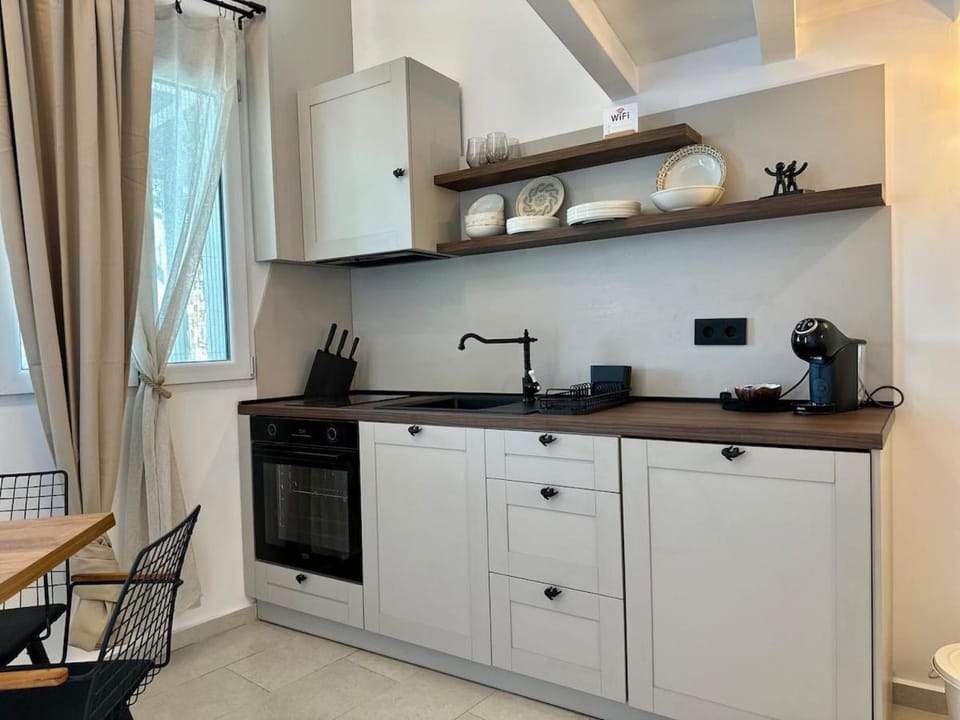 Kitchen or kitchenette, Dining area, stove