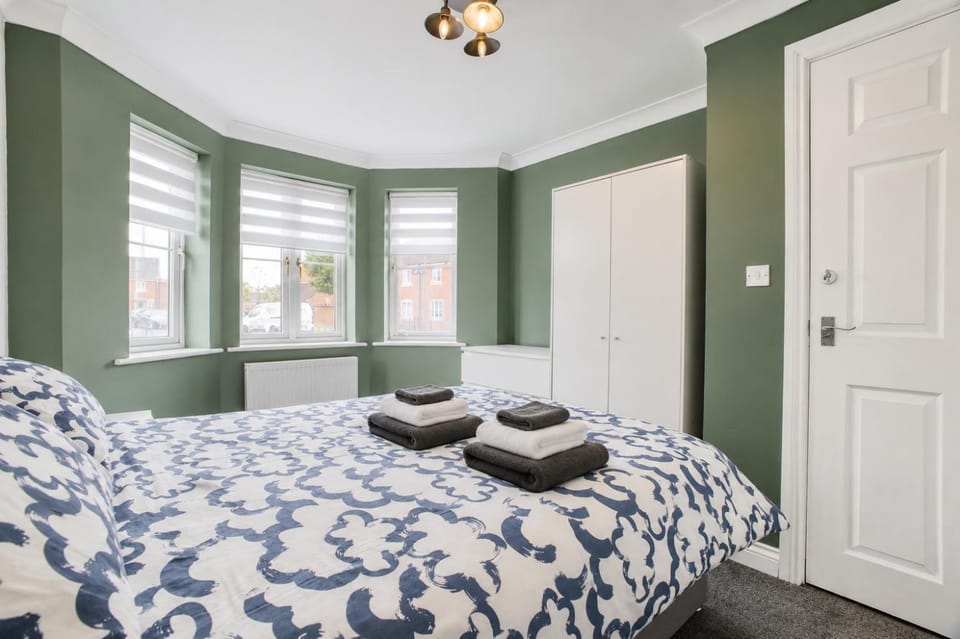 Photo of the whole room, Bedroom, wardrobe