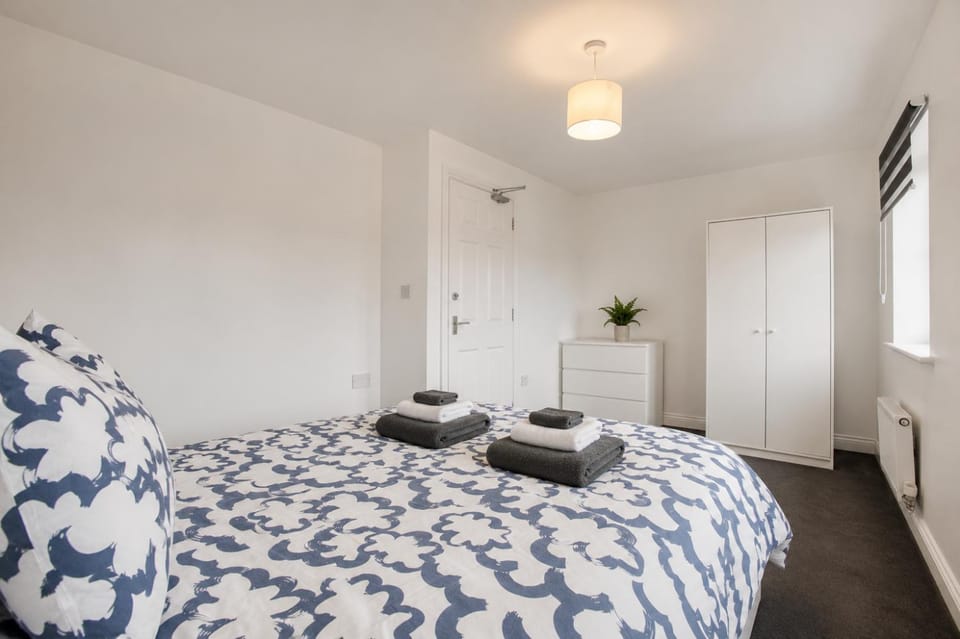 Bed, Bedroom, towels, wardrobe