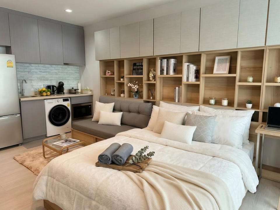 Warm Wood Oasis Next to BTS Thong Lo Apartment in Bangkok
