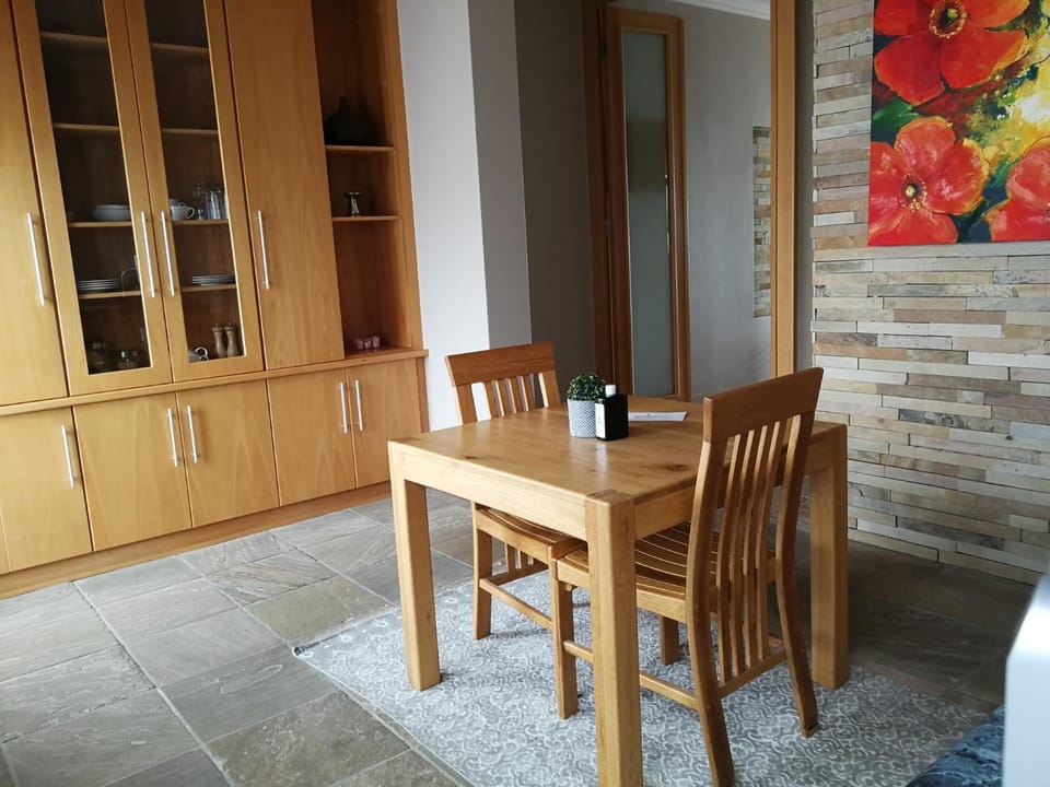 Coffee/tea facilities, Kitchen or kitchenette, Dining area