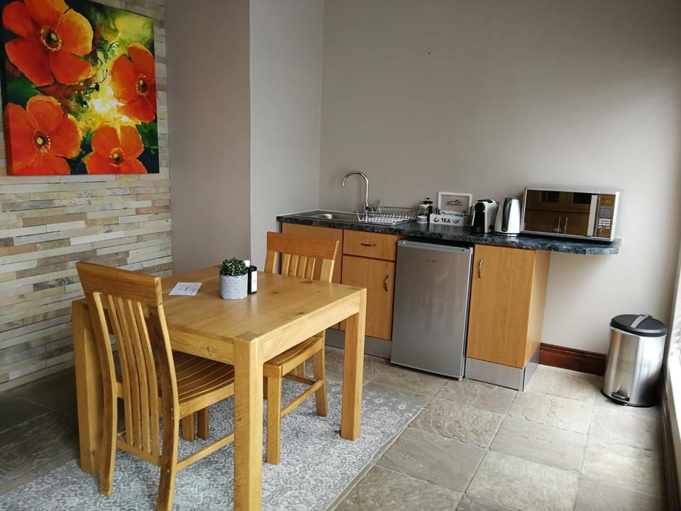 Coffee/tea facilities, Kitchen or kitchenette, Dining area, minibar