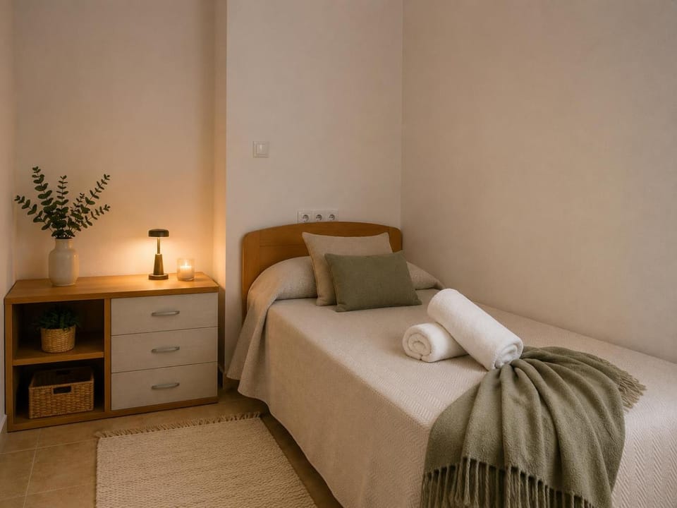 Bed, Photo of the whole room, Bedroom