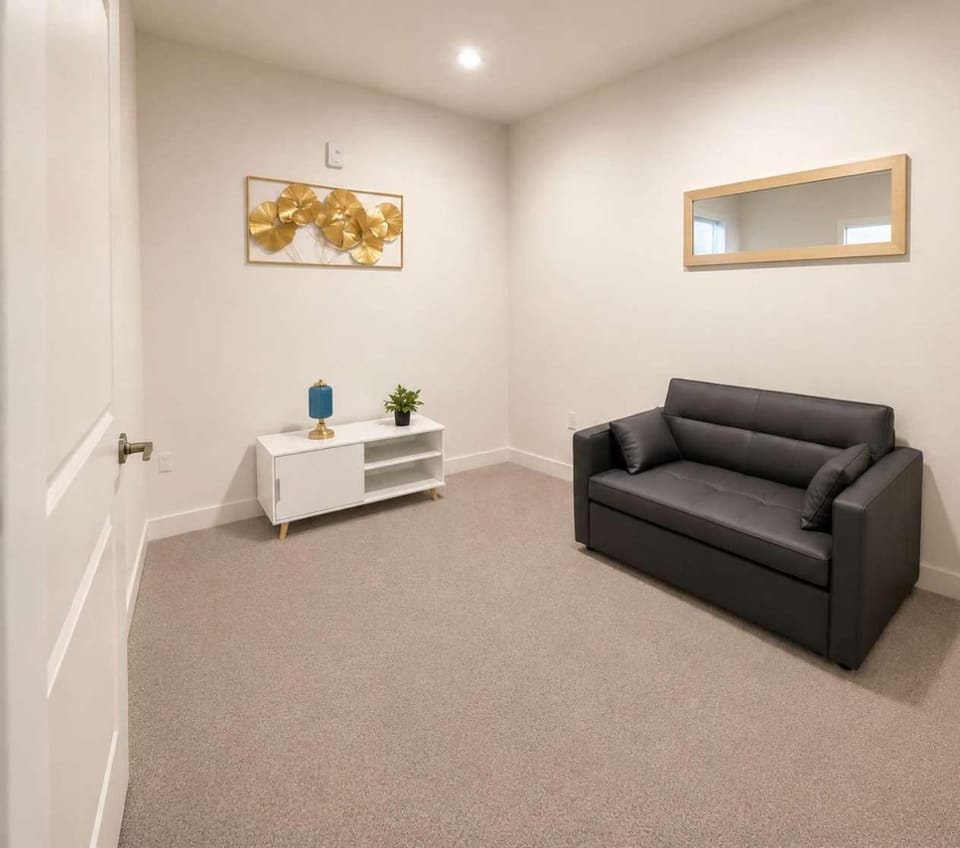 Stylish 3BR 2BT Retreat with Parking Near Temple Sq Apartment in Salt Lake City