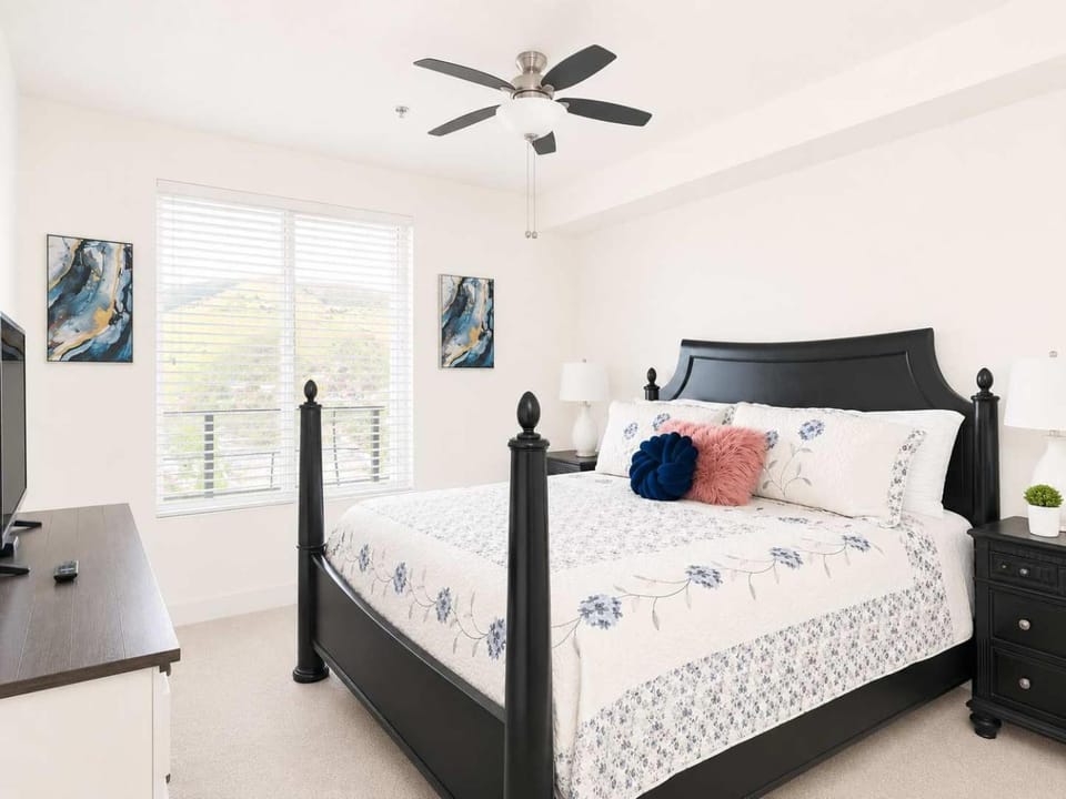 Family-Friendly 2BR Near Temple Sq & Dining Apartment in Salt Lake City