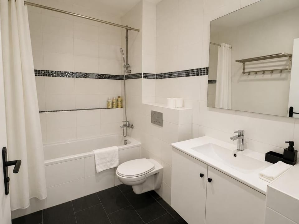 Shower, Toilet, Bathroom, towels