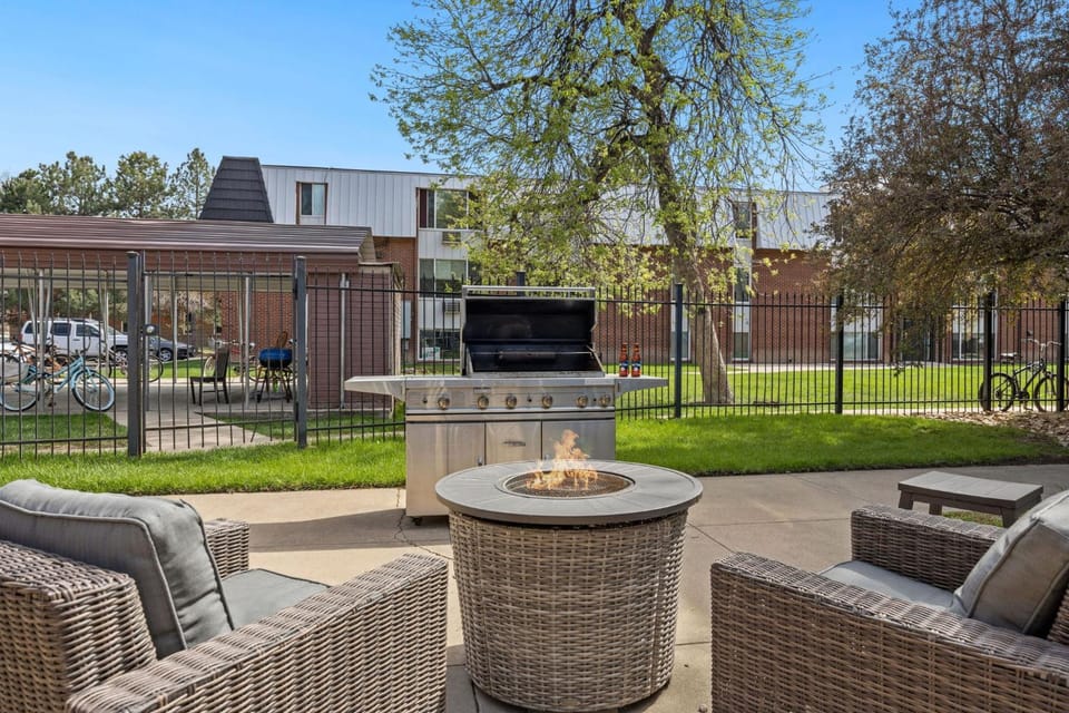Property building, Patio, Day, BBQ facilities, Garden, Seating area, fireplace