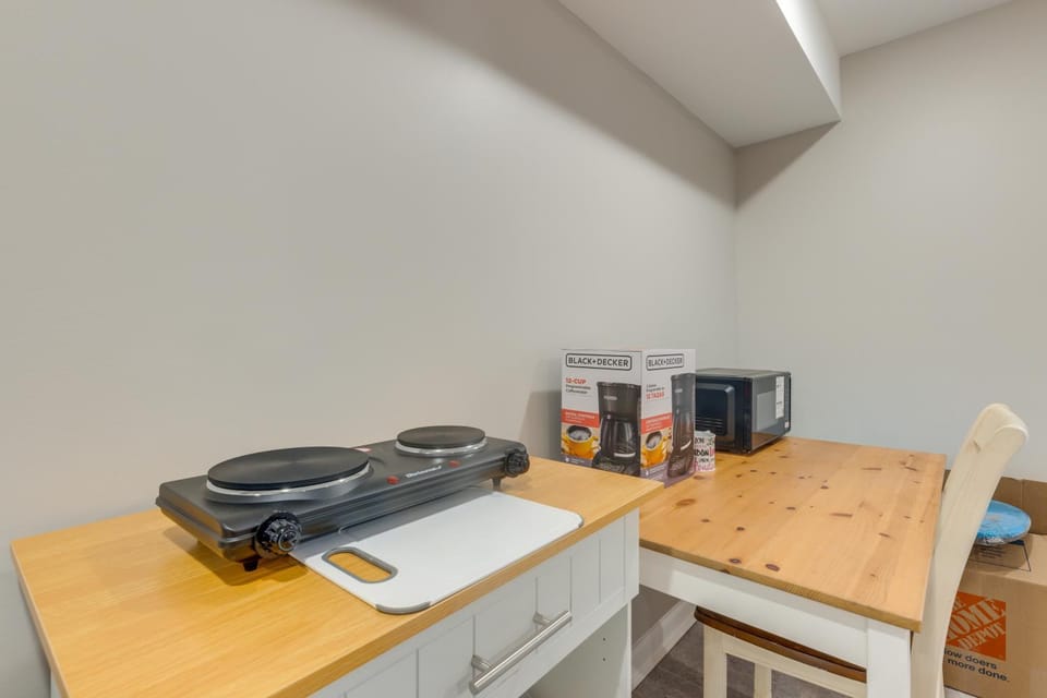 Walk to Shops + Dining: Philly Apartment Apartment in Cheltenham Township