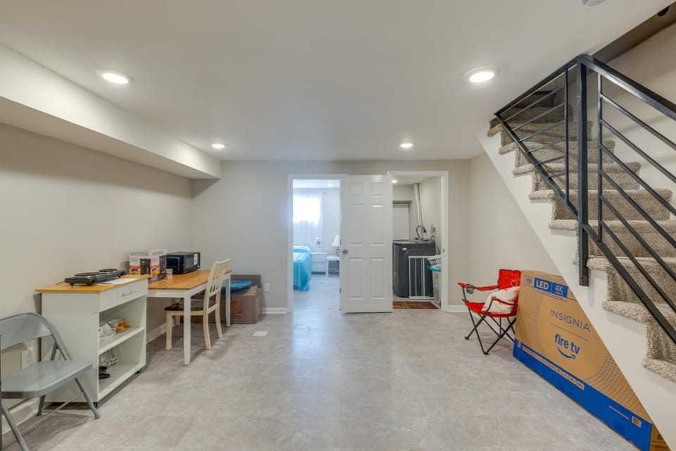 Walk to Shops + Dining: Philly Apartment Apartment in Cheltenham Township