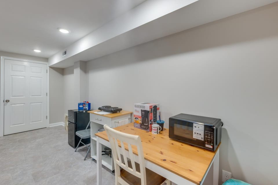 Walk to Shops + Dining: Philly Apartment Apartment in Cheltenham Township