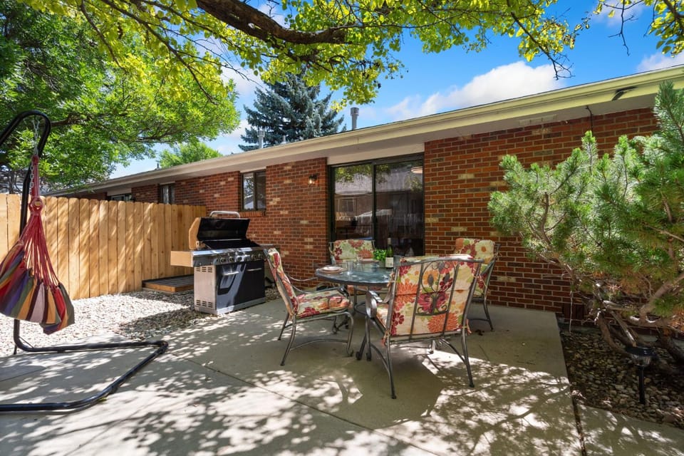 Patio, Day, Natural landscape, Summer, BBQ facilities, Garden, Seating area, Dining area