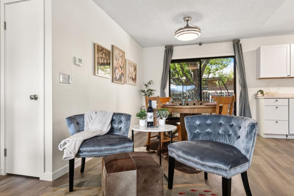 Day, Kitchen or kitchenette, Living room, Seating area, Dining area, furniture