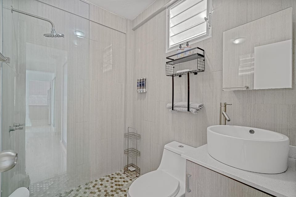 Shower, Toilet, Bathroom, Bath, bidet, towels