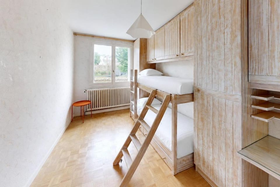 Bedroom, bunk bed