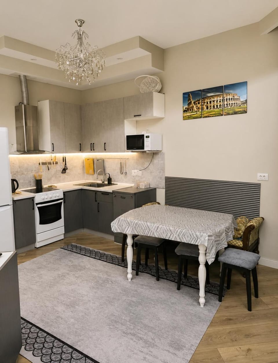 Kitchen or kitchenette, Dining area