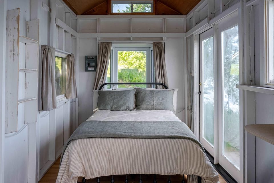 Hay Bay Hytte - Waterfront Cottage House in Greater Napanee