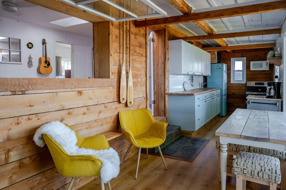 Hay Bay Hytte - Waterfront Cottage House in Greater Napanee