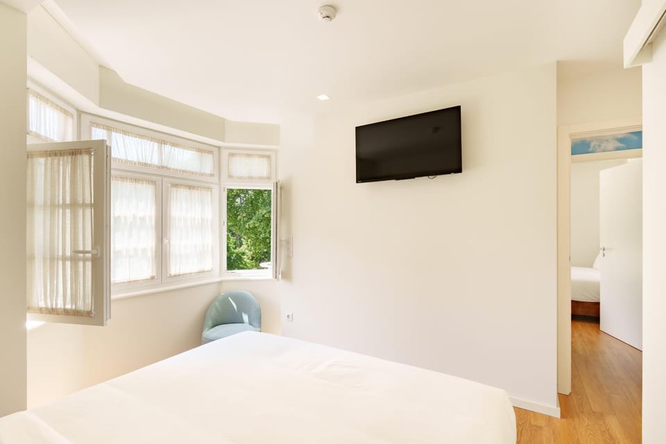 Bed, TV and multimedia, Bedroom