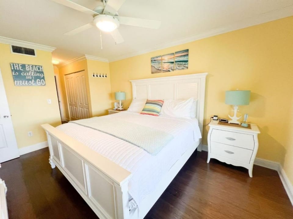 Dans Florida Condos Beach Beckons at Runaway Bay House in Bradenton Beach