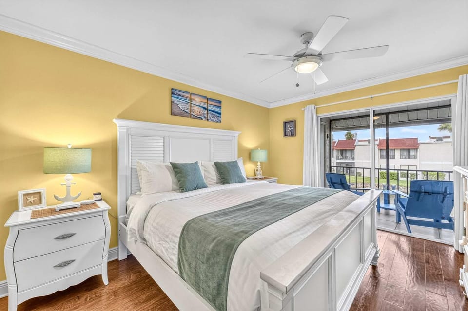 Dans Florida Condos Beach Beckons at Runaway Bay House in Bradenton Beach