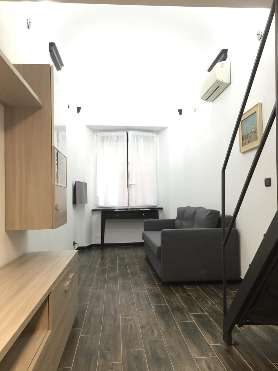 TV and multimedia, Living room, Decorative detail, Seating area, air conditioner