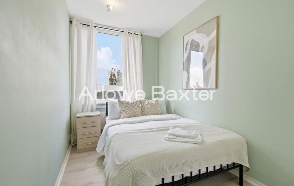 Three Bedroom Duplex Apt in Oval Estate | Balcony House in London Borough of Southwark