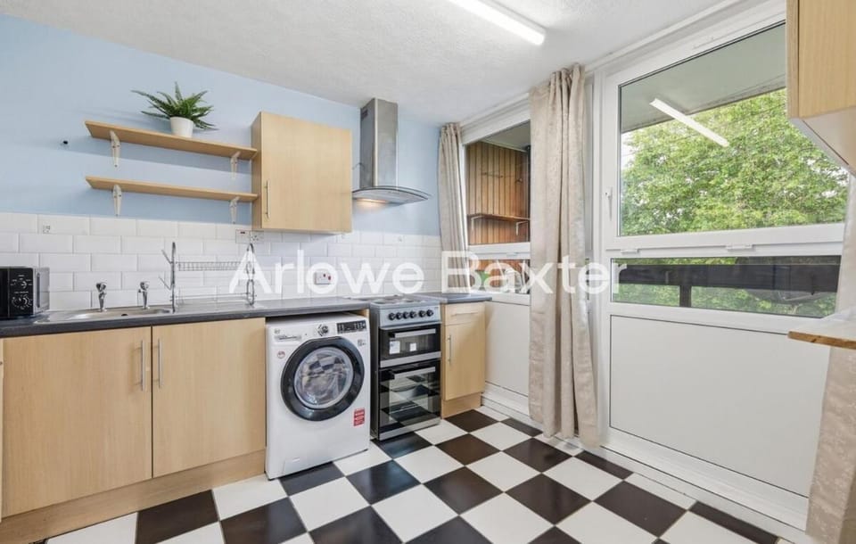 Three Bedroom Duplex Apt in Oval Estate | Balcony House in London Borough of Southwark