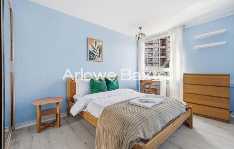 Three Bedroom Duplex Apt in Oval Estate | Balcony House in London Borough of Southwark