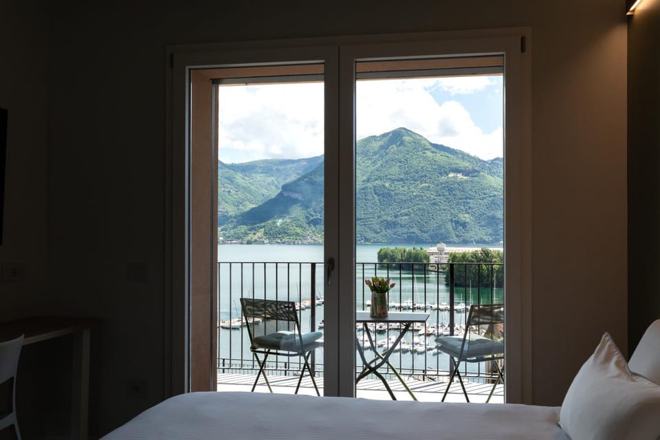 Bed, Natural landscape, View (from property/room), Balcony/Terrace, Living room, Photo of the whole room, Bedroom, Lake view, Mountain view