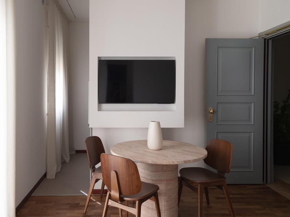 TV and multimedia, Living room, Seating area, Dining area