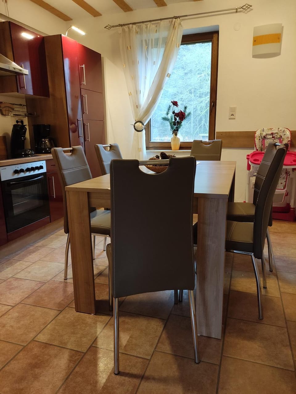 Kitchen or kitchenette, Dining area