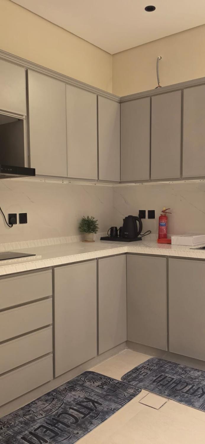 Kitchen or kitchenette, minibar