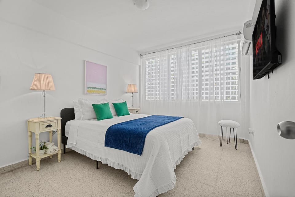 Bed, TV and multimedia, Photo of the whole room, Bedroom