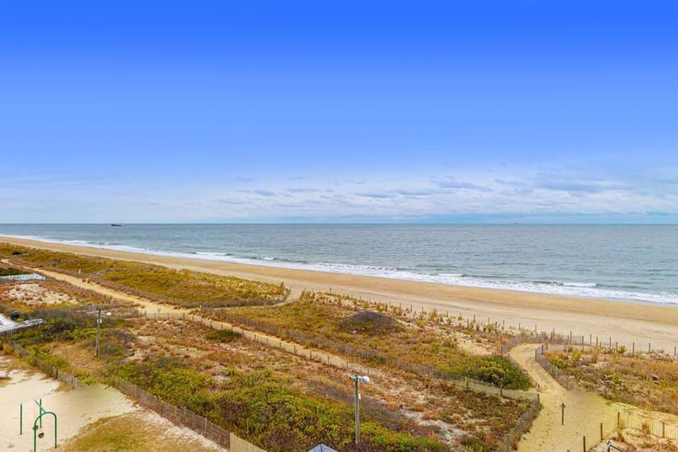 Convenient & breezy condo with balcony pools tennis sauna & gym House in Ocean City