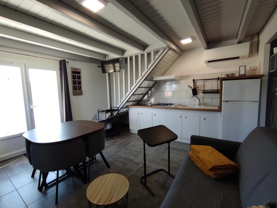 Kitchen or kitchenette, Seating area, Dining area