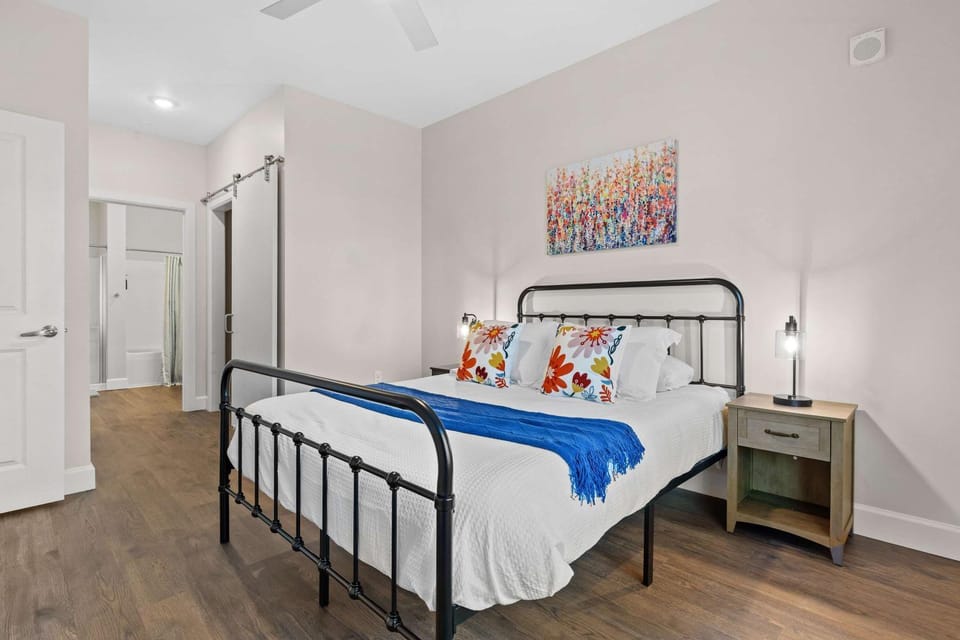 2BR apartment near Broadway w fireplace & pool Apartment in The Gulch