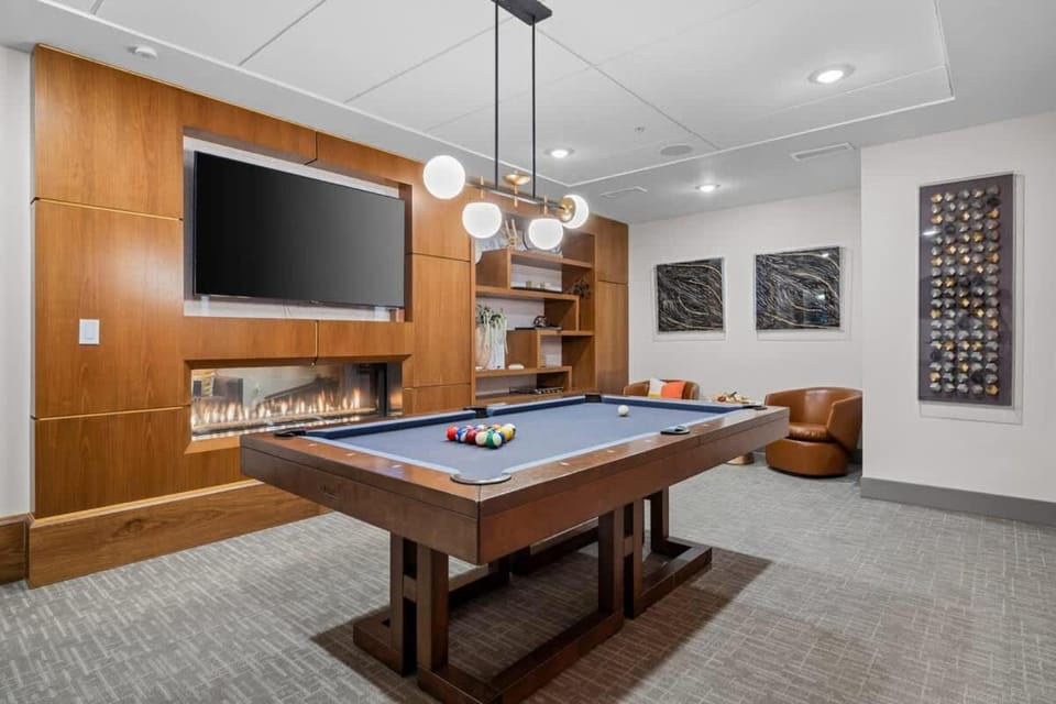 2BR apartment near Broadway w fireplace & pool Apartment in The Gulch