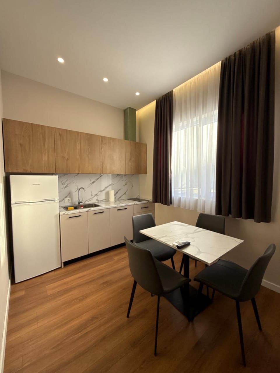 Kitchen or kitchenette, Dining area