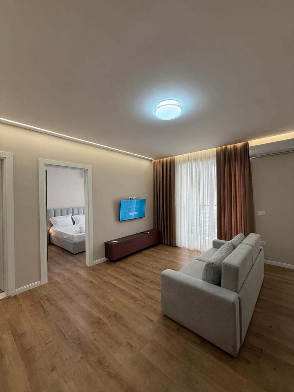 Bed, TV and multimedia, Living room, Photo of the whole room, Seating area, Bedroom