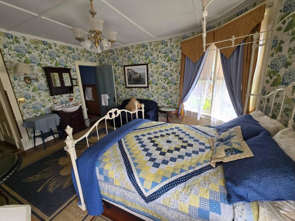 Hydrangea Room w private Bath @ Botsford Briar Inn House in Beacon